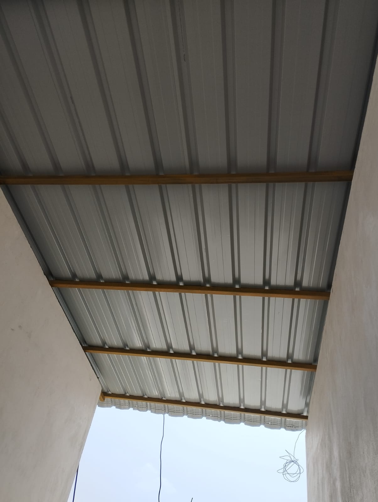 Roof shed